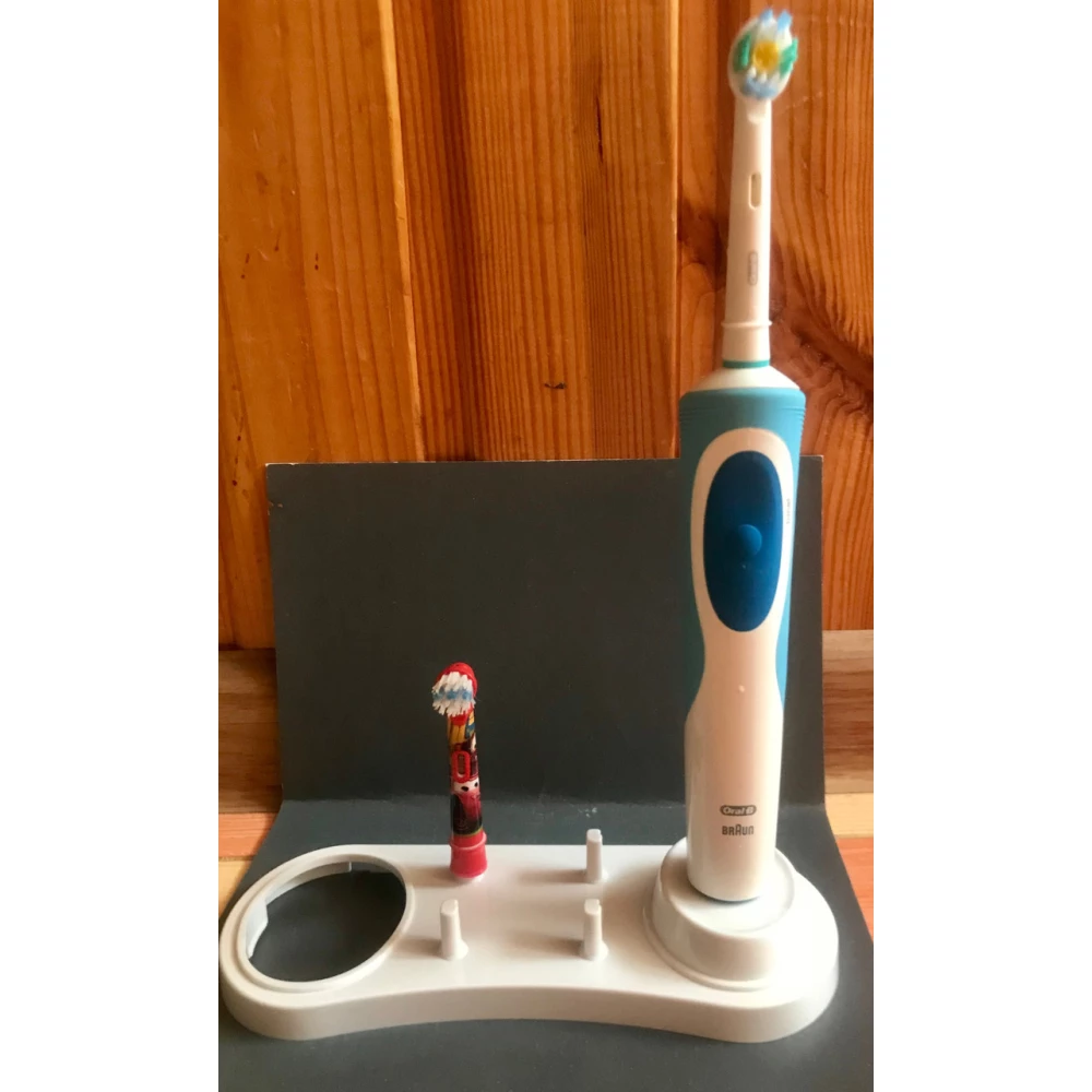 Підставка для зубної щітки і 4 насадок Braun Oral-B